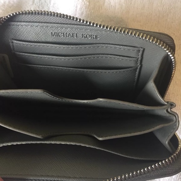 Michael Kors Zip Wallet Snakeskin Grey Wristlet - Picture 3 of 6